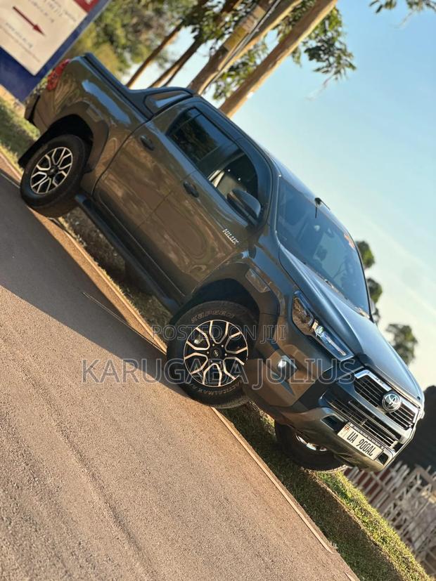 Toyota Hilux 2022 Gray