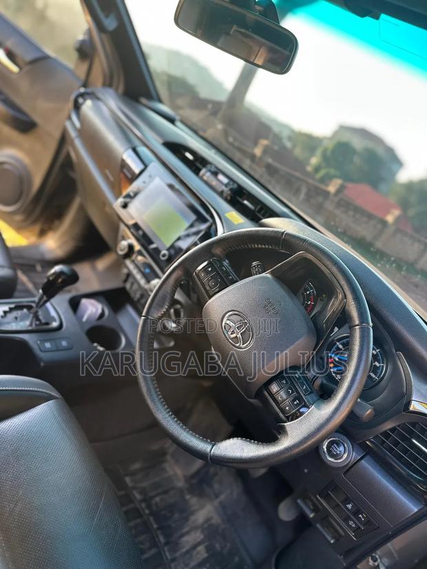 Toyota Hilux 2022 Gray