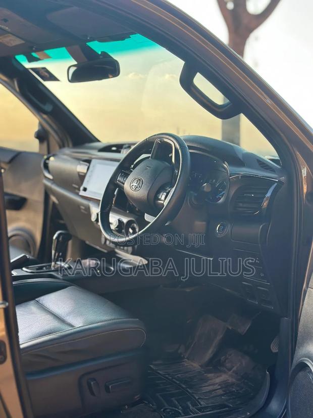 Toyota Hilux 2022 Gray