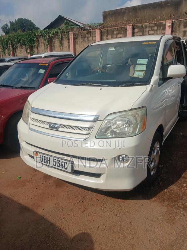 Toyota Noah 2004 White