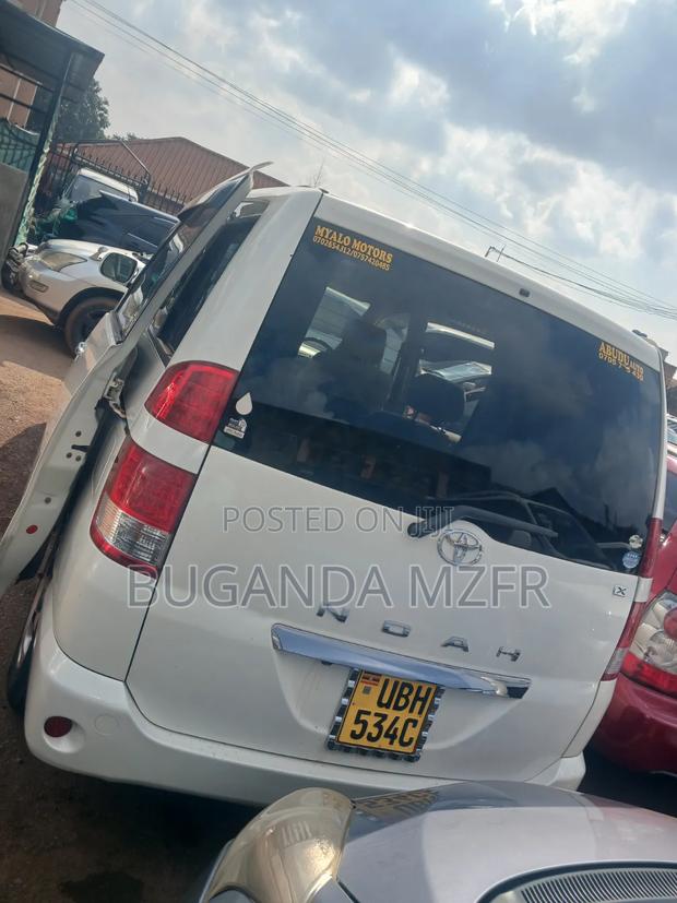 Toyota Noah 2004 White