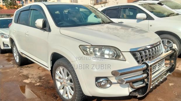 Toyota Vanguard 2011 White
