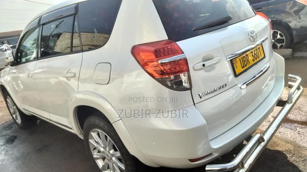 Toyota Vanguard 2011 White