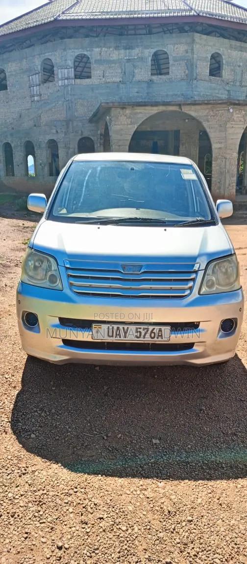 Toyota Noah 2004 Gray