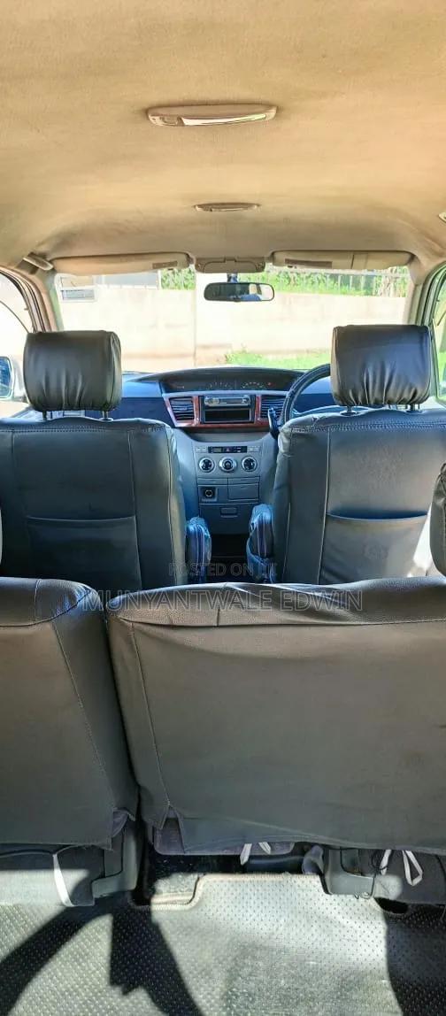 Toyota Noah 2004 Gray