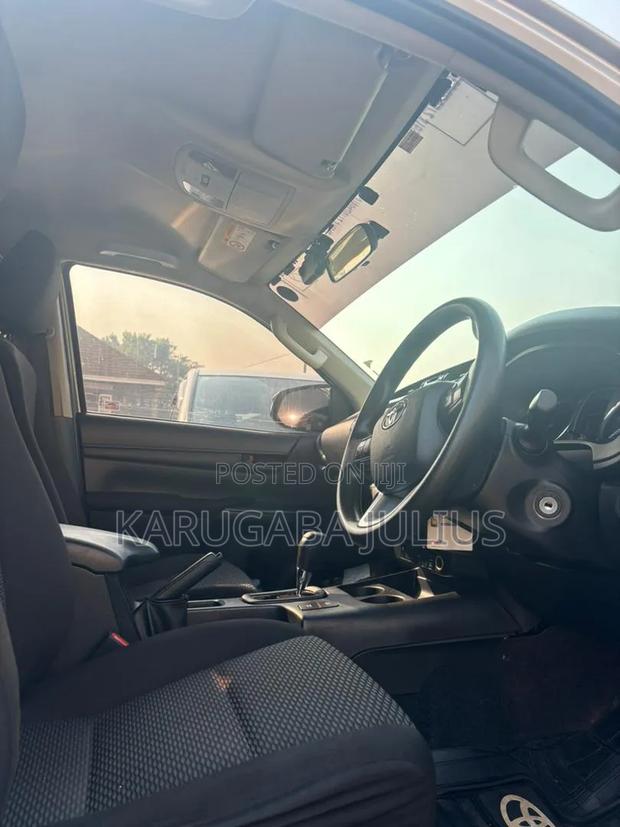 Toyota Hilux 2022 Silver