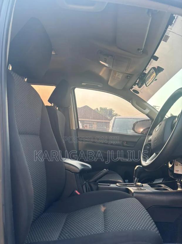 Toyota Hilux 2022 Silver