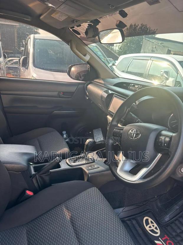 Toyota Hilux 2022 Silver