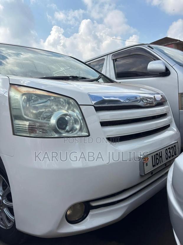 Toyota Noah 2010 White