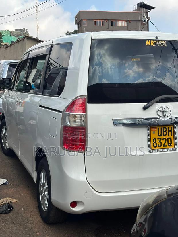 Toyota Noah 2010 White
