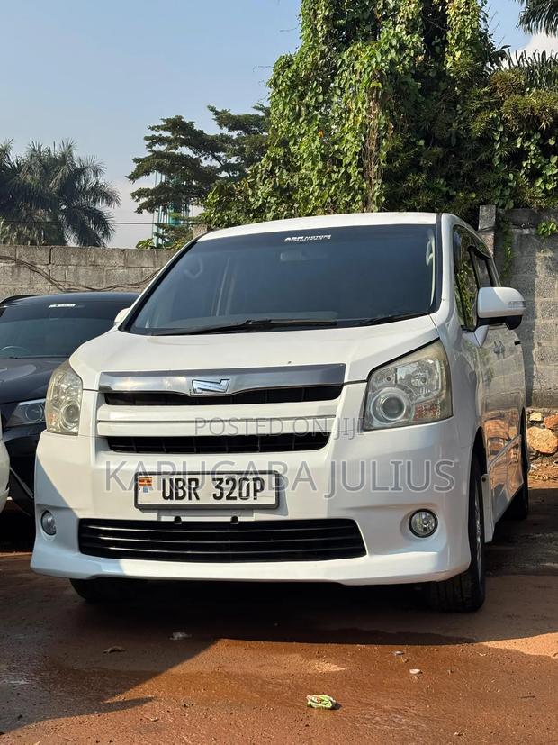 Toyota Noah 2010 White