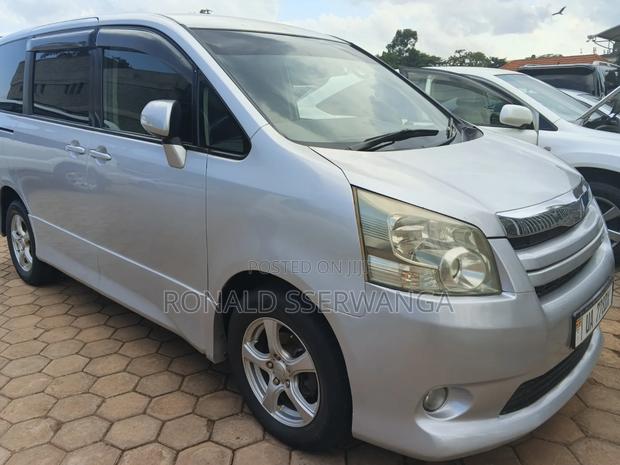 Toyota Noah 2009 Silver