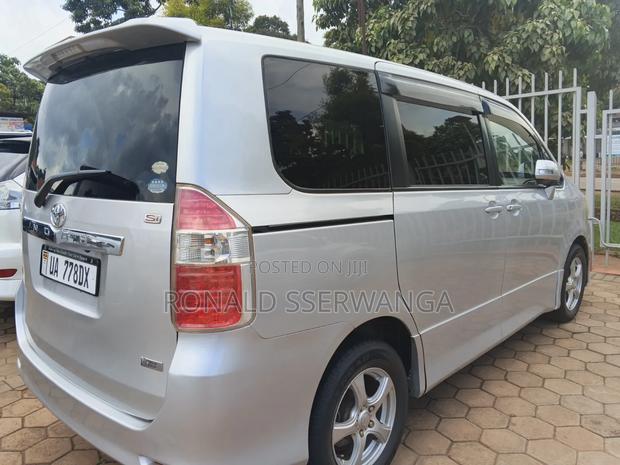 Toyota Noah 2009 Silver