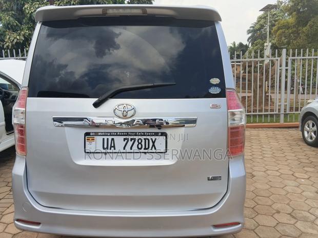 Toyota Noah 2009 Silver
