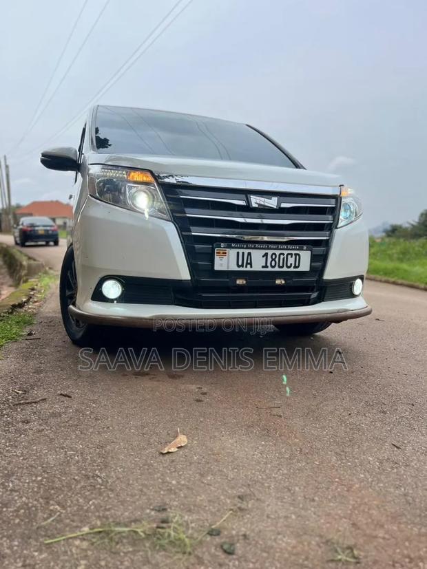 Toyota Noah 1.8 FWD Hybrid (7 seater) 2016 White