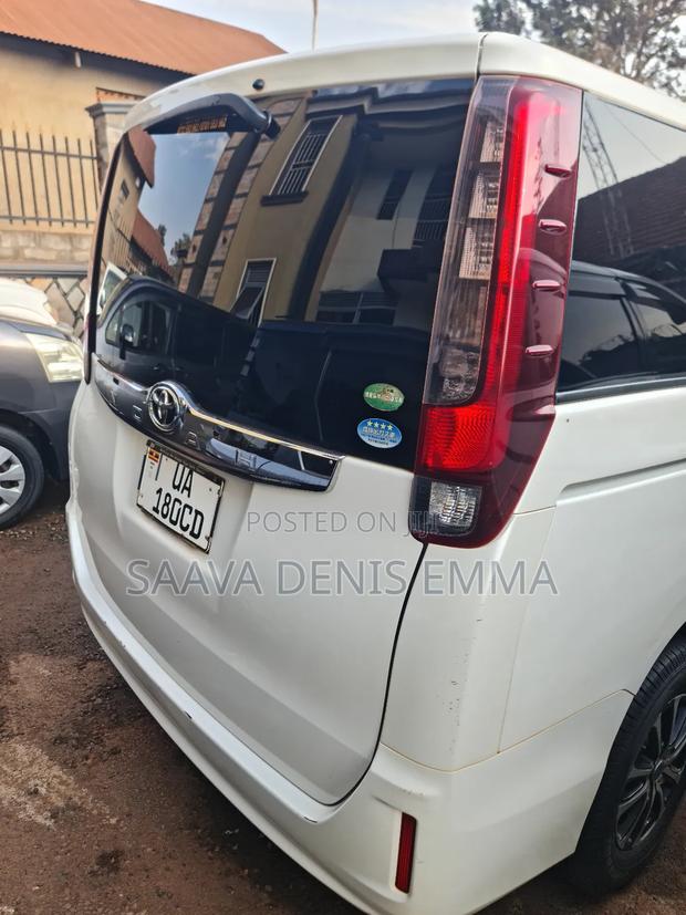 Toyota Noah 1.8 FWD Hybrid (7 seater) 2016 White
