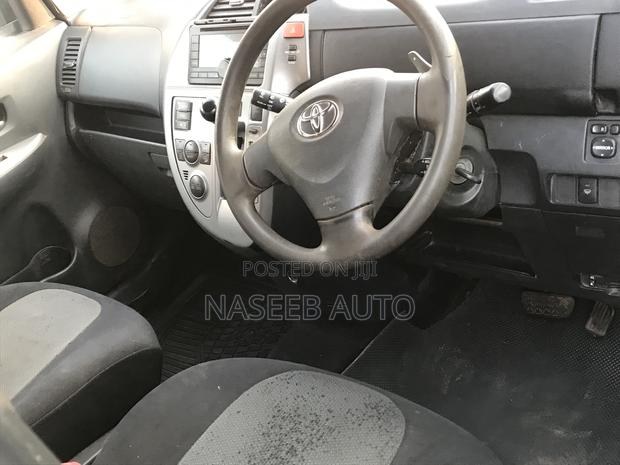 Toyota Ractis 2006 Silver
