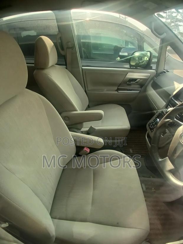 Toyota Noah 2.0 143hp AWD (7 Seater) 2013 White