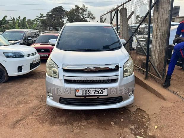 Toyota Noah 2009 Silver