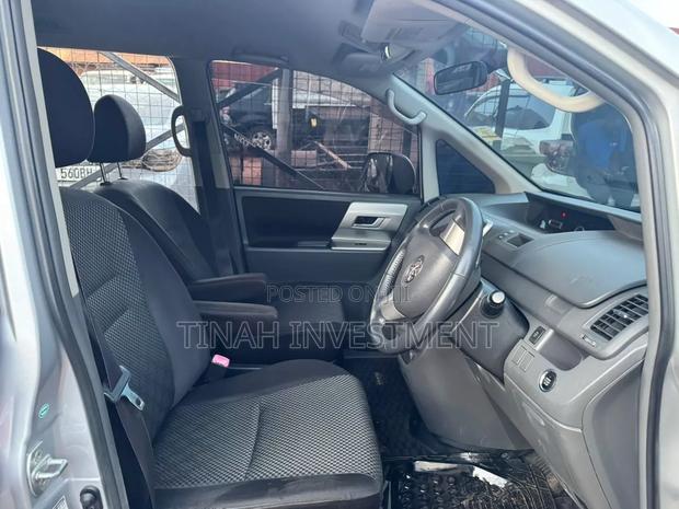 Toyota Noah 2009 Silver