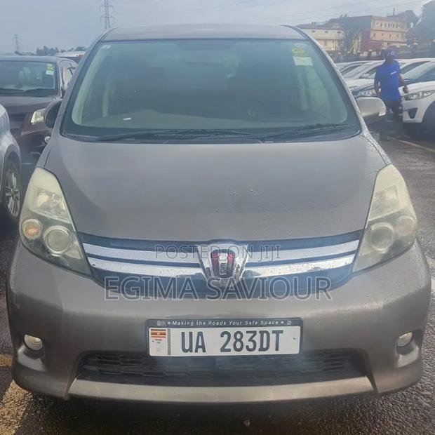 Toyota ISIS 2013 Gray