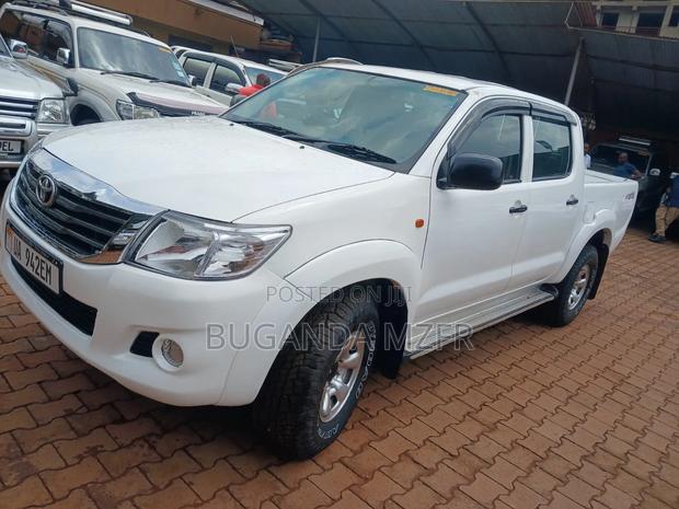 Toyota Hilux 2012 White