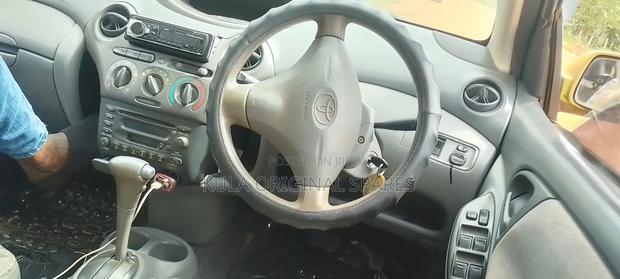 Toyota Vitz 2000 Gold