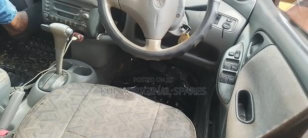 Toyota Vitz 2000 Gold