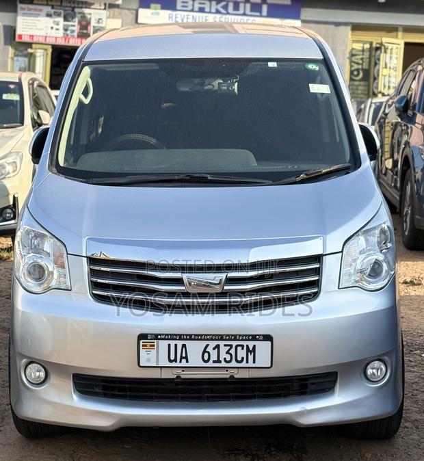 Toyota Noah 2.0 143hp FWD (7 Seater) 2012 Silver