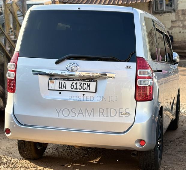 Toyota Noah 2.0 143hp FWD (7 Seater) 2012 Silver