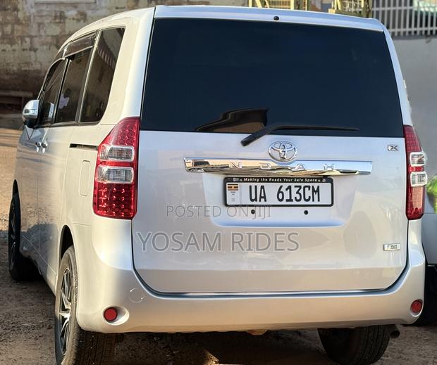 Toyota Noah 2.0 143hp FWD (7 Seater) 2012 Silver