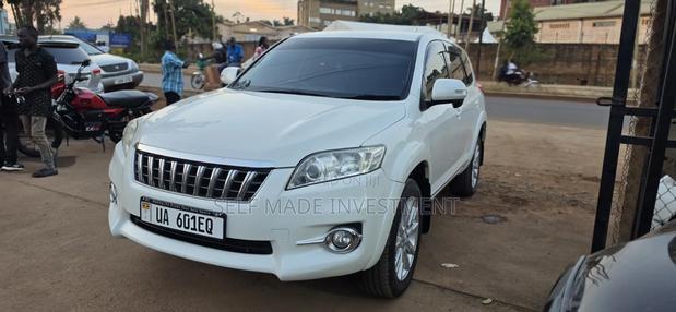 Toyota Vanguard 2011 White