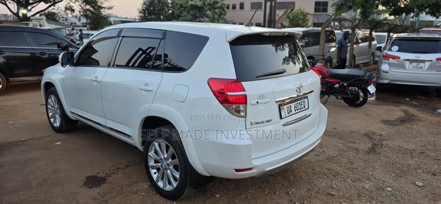 Toyota Vanguard 2011 White