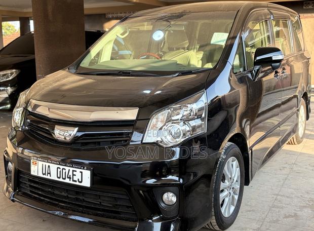 Toyota Noah 2.0 158hp FWD (7 Seater) 2012 Black