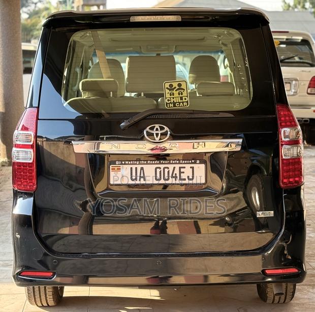 Toyota Noah 2.0 158hp FWD (7 Seater) 2012 Black