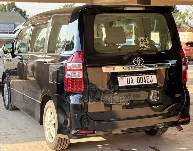 Toyota Noah 2.0 158hp FWD (7 Seater) 2012 Black