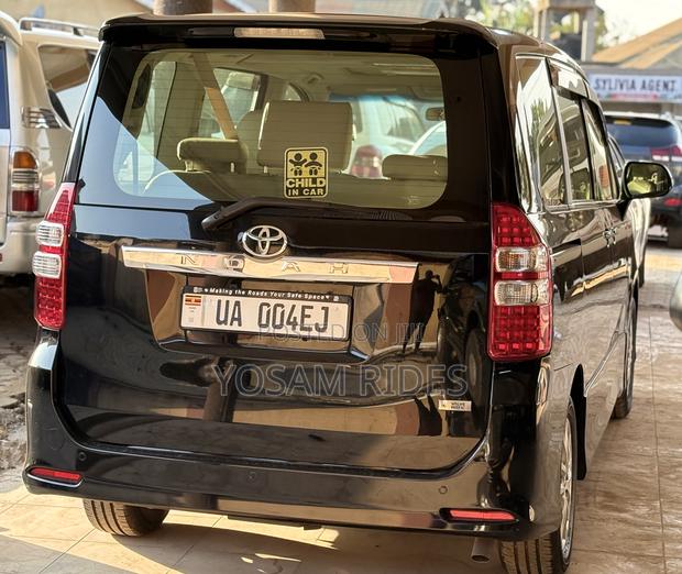 Toyota Noah 2.0 158hp FWD (7 Seater) 2012 Black