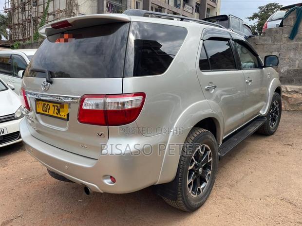 Toyota Fortuner 2011 Gold