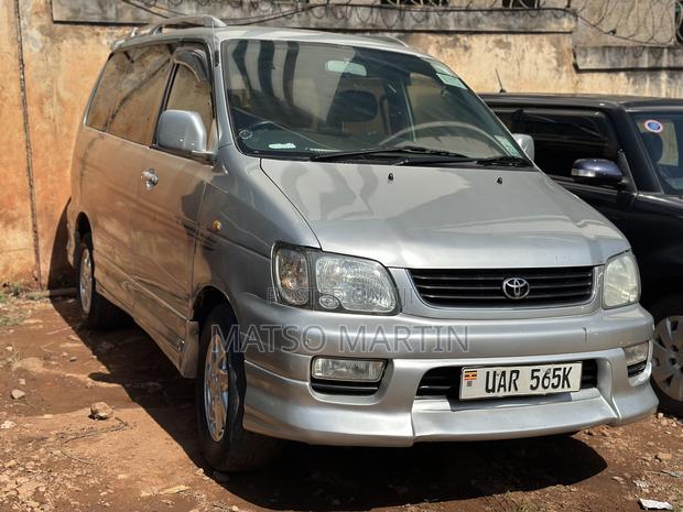 Toyota Noah 2001 Silver