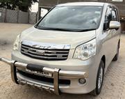 Toyota Noah 2.0 158hp FWD (7 Seater) 2012 Gold for sale