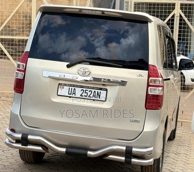 Toyota Noah 2.0 158hp FWD (7 Seater) 2012 Gold