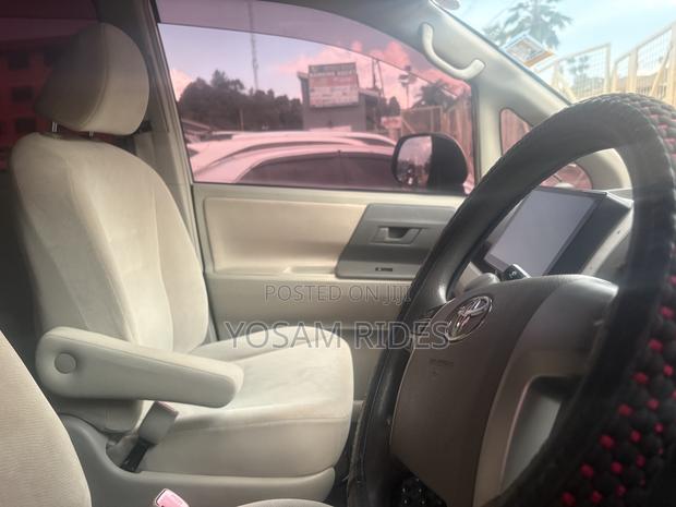 Toyota Noah 2.0 158hp FWD (7 Seater) 2012 Gold