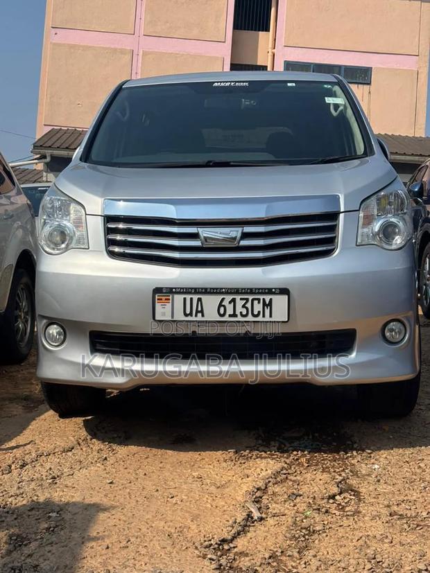 Toyota Noah 2011 Silver