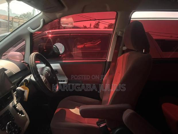 Toyota Noah 2011 Silver