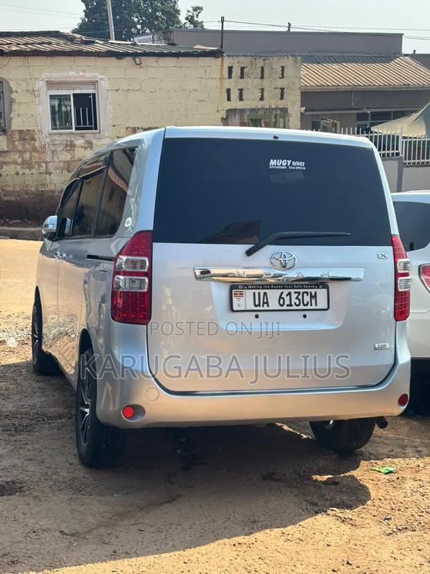 Toyota Noah 2011 Silver