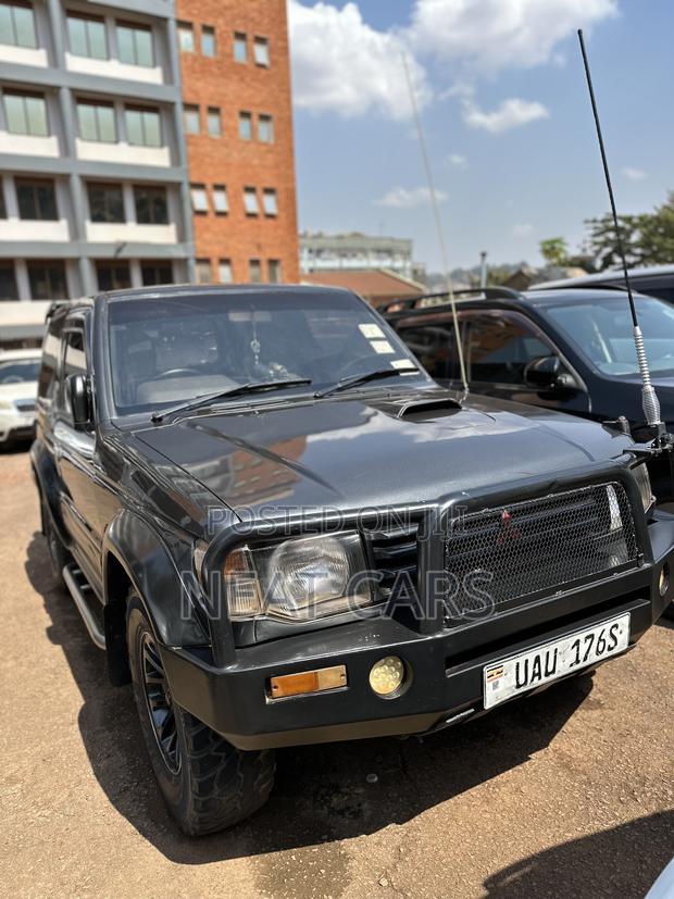 Mitsubishi Pajero Sport 2000 Black