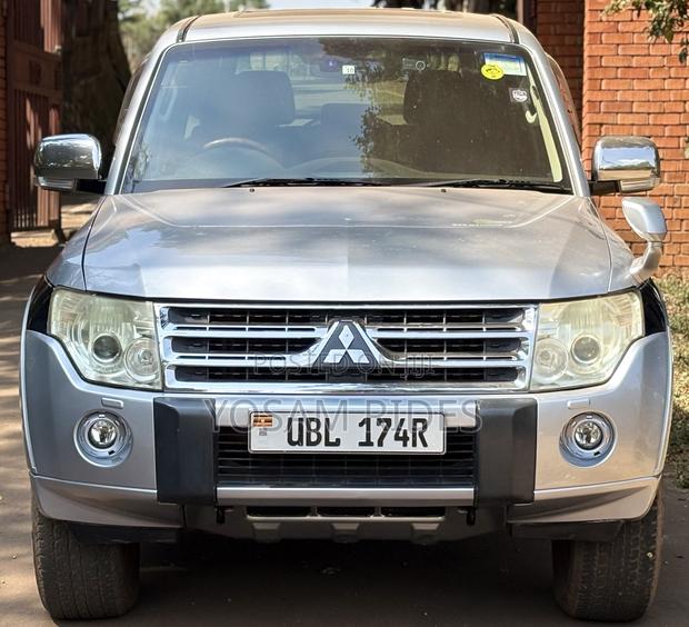 Mitsubishi Pajero 3.2 Di-Dc GLS 2012 Silver