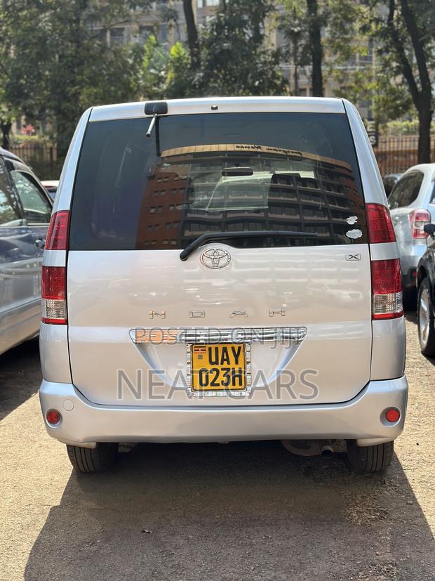 Toyota Noah 2006 Silver