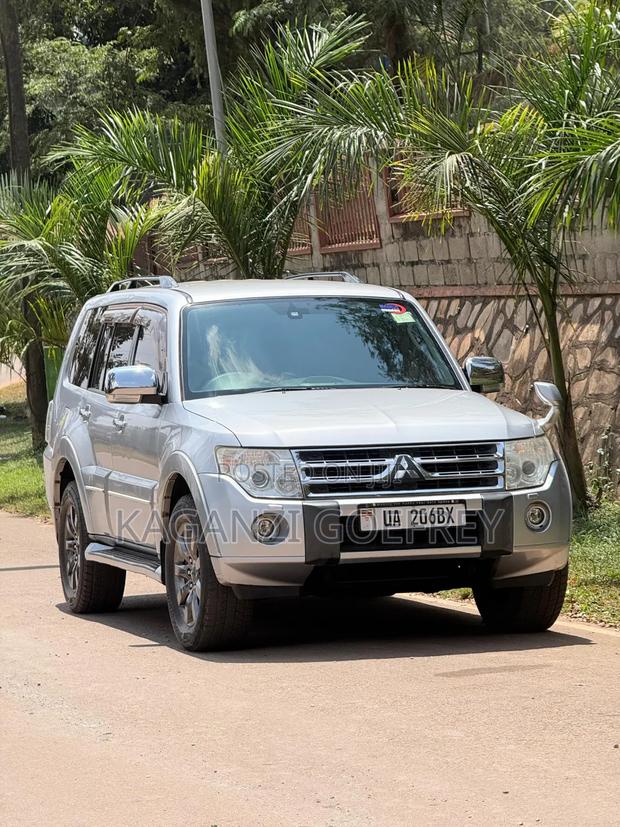 Mitsubishi Pajero 2011 Silver