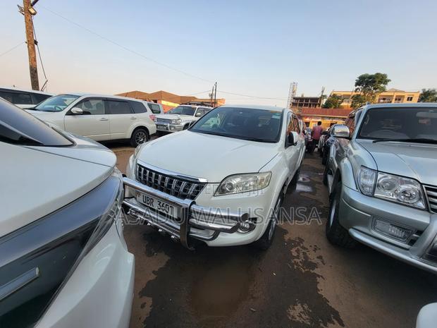 Toyota Vanguard 2011 White